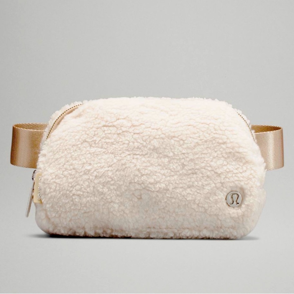 🔥NWT lululemon everywhere fleece belt bag🔥